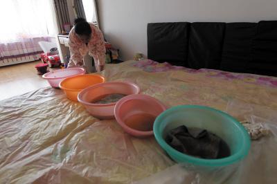 汤原楼上漏水，住户失联，小区没物管，业主维权难！律师来支招……